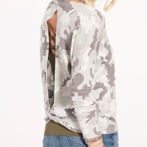 JAMISON by EVEREVE Camouflage Print Cut Out Open Back Linen Blend Sweater